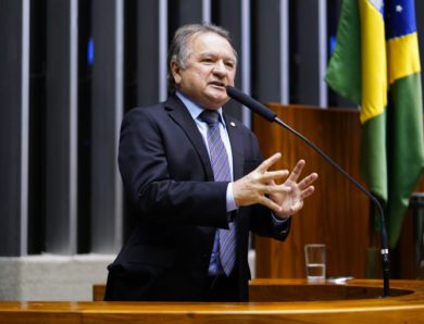 Comissão aprova oferta gratuita de cursos de informática em instituições públicas para idosos